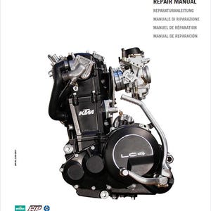 Może przedstawiać: Instrukcja naprawy KTM 400-660LC42003 z czarnym silnikiem motocyklowym na okładce. Tekst zawiera REPAIR MANUAL, REPARATURANLEITUNG, MANUALE DI RIPARAZIONE, MANUEL DE RÉPARATION oraz MANUAL DE REPARACIÓN z logo KTM na dole strony.