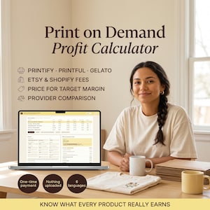 Peut inclure: Un calculateur de profit pour impression à la demande affiché sur un écran d'ordinateur portable. Le texte mentionne Printify, Printful, Gelato, les frais Etsy et Shopify, la marge cible et la comparaison des fournisseurs. Trois cercles indiquent paiement unique, rien téléchargé et 6 langues.