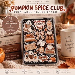 Puede incluir: Un inserto digital para Kindle con una colección de pegatinas con temática otoñal sobre un fondo negro. Las pegatinas incluyen fantasmas leyendo libros, calabazas, una taza de café, un lazo a cuadros y texto que dice Pumpkin Spice Club.
