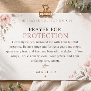 Puede incluir: Una tarjeta rectangular blanca con el texto THE PRAYER COLLECTION 01, PRAYER FOR PROTECTION y el texto completo del Salmo 91:1-2. La tarjeta está decorada con ilustraciones florales de color rosa suave y sujeta por un clip metálico dorado.