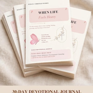 Puede incluir: Una pila de diarios devocionales de tapa blanda titulados When Life Feels Heavy. La cubierta blanca presenta una mariposa rosa, una ilustración de una cruz y texto que incluye 30 DAYS/CHRISTIAN WOMEN, 1 Peter 5:7 y PAUSE PRAY READ TRUST.