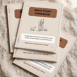 Pode incluir: Uma pilha de cadernos de estudo bíblico bege com detalhes retangulares castanhos. A capa apresenta um desenho de linha de um pastor com ovelhas, o texto BIBLE STUDY WORKBOOK e uma descrição do espaço guiado para estudo e oração.