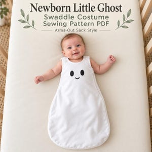 Könnte beinhalten: Ein weißer Pucksack mit einem schwarzen Geistergesicht, bestehend aus zwei ovalen Augen und einem kleinen Lächeln. Der Text lautet Newborn Little Ghost Swaddle Costume Sewing Pattern PDF Arms-Out Sack Style. Getragen von einem Neugeborenen.