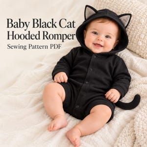 Może przedstawiać: Czarny pajacyk z kapturem, uszami kota na kapturze i ogonem, z napisem Baby Black Cat Hooded Romper Sewing Pattern PDF. Ubranie ma długie rękawy, krótkie nogawki i zapięcie na guziki z przodu wykonane z czarnego materiału.