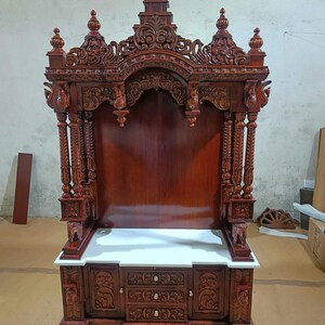 Woodan sydindiska tampal träpuja mandir traditionella trätempel.