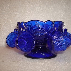 Vintage 1986 Mosser Cobalt Blue Mini Glass Child&#39;s Punch Bowl Set Leaf Berry Pattern