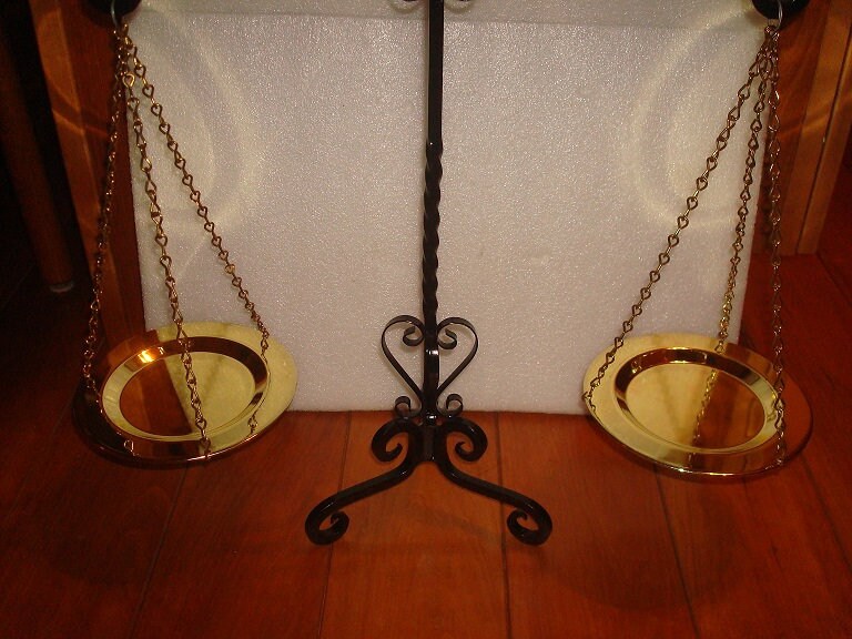 Vintage Decorative Heavy Black Metal And Gold Toned Scales Of Justice Balancing Scale 21 1/4 Tall