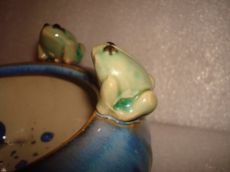 Very Unique Style Frogs On A Dish Stoneware Planter Trinket Dish Bowl