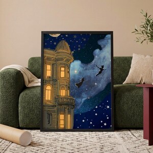 Könnte beinhalten: Ein gerahmter Wandkunstdruck, der ein hohes Gebäude mit leuchtend gelben Fenstern vor einem dunkelblauen Nachthimmel voller Sterne und Wolken zeigt. Zwei dunkle Silhouetten von Figuren fliegen durch die Luft nahe dem Gebäude.