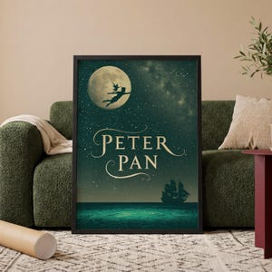Puede incluir: Un cuadro vertical enmarcado que muestra un cielo nocturno en tono verde azulado oscuro con una gran luna llena, la silueta de Peter Pan y Campanilla volando, el texto "PETER PAN" en letras color crema y un barco sobre el océano.