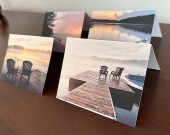 Ensemble de 5 cartes-photos représentant des couchers de soleil de chalet. Cartes vierges. Papier lin et enveloppes assorties. Vues du chalet de l'Ontario, Canada.