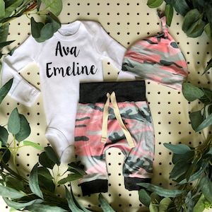 roze camo komende thuis outfit, gepersonaliseerde meisjes nemen home set, jacht land meisje camouflage pasgeboren outfit, baby meisje ziekenhuis outfit