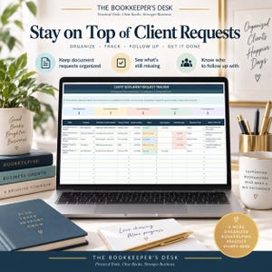Peut inclure: Un &eacute;cran d'ordinateur portable affichant une feuille de calcul de suivi des demandes de documents clients, entour&eacute; de fournitures de bureau, dont un carnet, un stylo et des tasses avec du texte. L'&eacute;cran pr&eacute;sente des colonnes de suivi.
