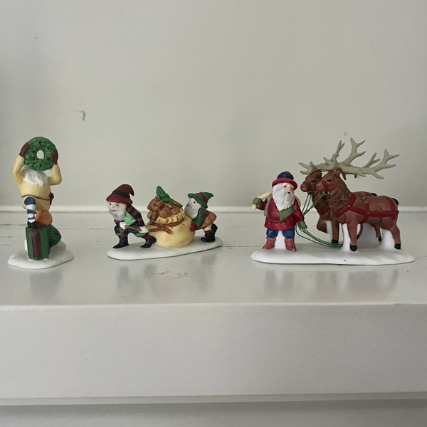 Dept56 Lot de 3 figurines d'elfes en porcelaine peintes à la main pour les petits assistants du Père Noël, fabricant de jouets, elfes du pôle Nord, présentoir de village de Noël