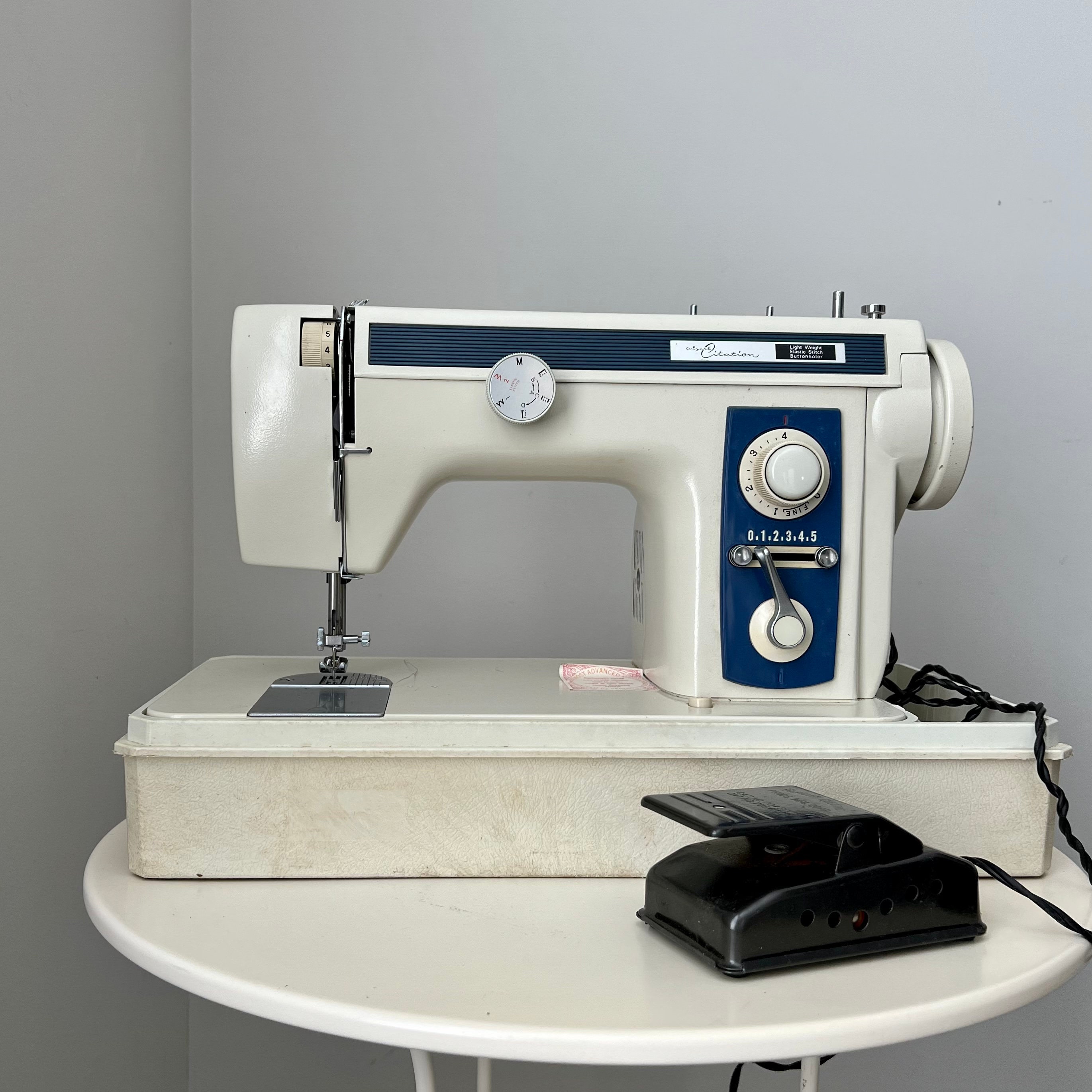 Vtg Zig Zag Sew-ette Mini Portable Sewing Machine 