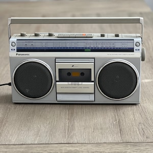 FM MW Stereo Radio Modell RX - 4940 Made in Japan Radio funktioniert, aber Kassettenspieler funktioniert nicht