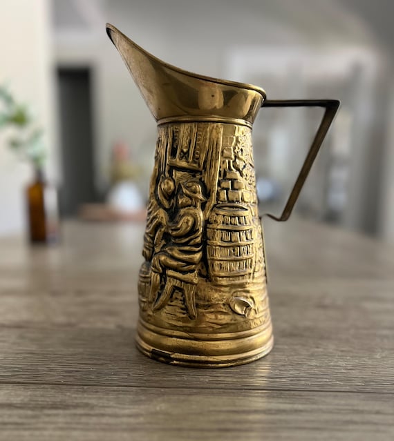 Vintage geprägter Messingkrug: Englische Pub-Szene, hergestellt in England