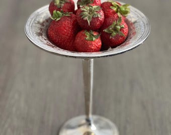 Vintage International Sterling Silver Compote: Wytłoczona miseczka na cukierki na postumencie