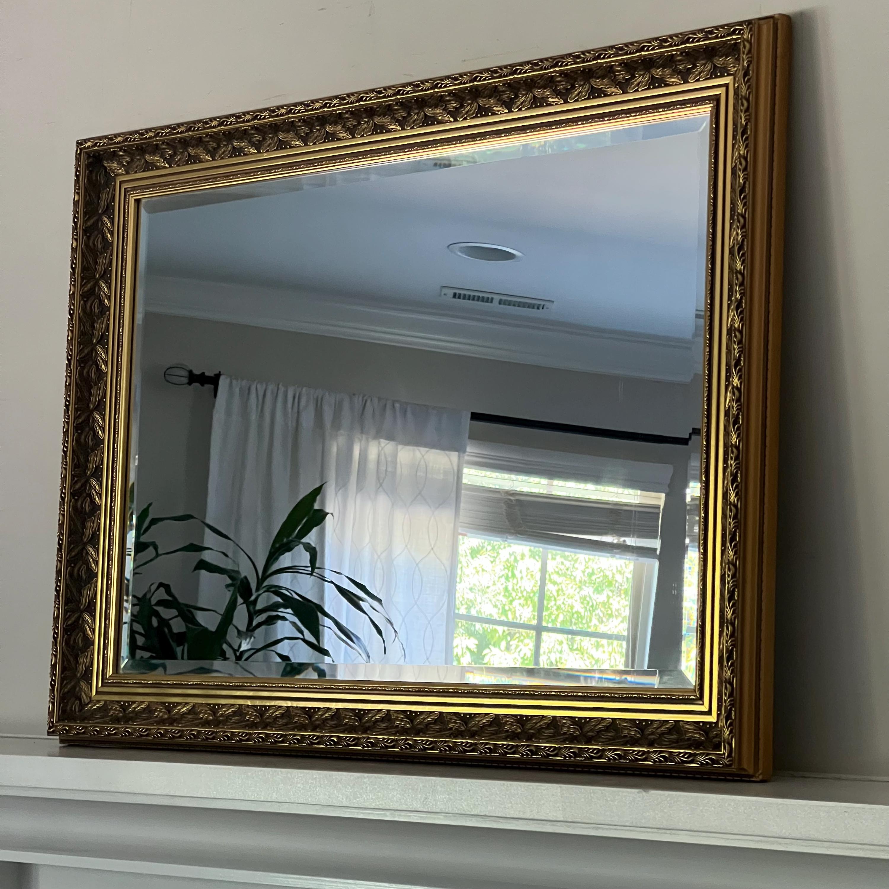ヴィンテージゴールドの鍍金彫刻ミラー：華やかな長方形の壁装飾