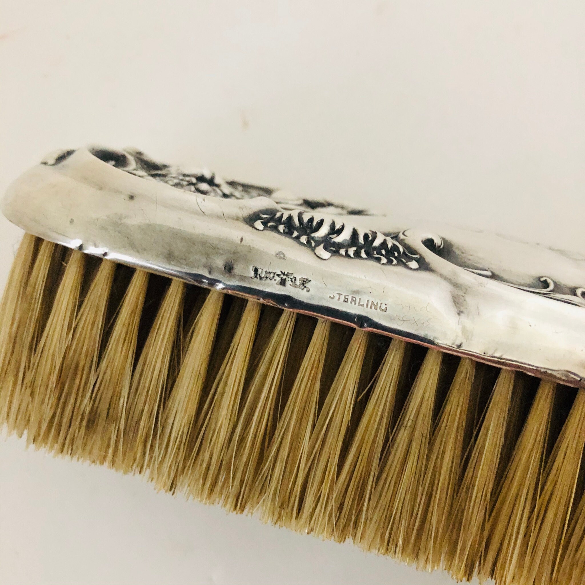 ビクトリア朝のスターリングシルバー製洋服ブラシ：アンティークな