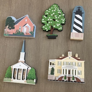 Vintage The Cats Meow Shelia South Carolina Charleston Lancaster Cape Hatteras Assortment of 5 Signed Painted Businesses Miniature Town