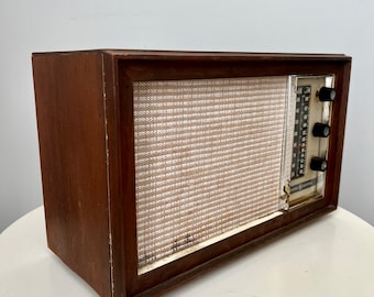 Radio AM FM General Electric vintage: mesa de madera moderna de mediados de siglo, funcionando