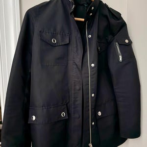 Giacca militare/utility nera Ralph Lauren da donna, taglia Petite, con dettagli in metallo argentato incisi.