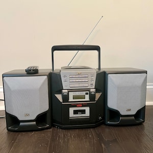 Radio con casete de CD JVC vintage, modelo PC-X560, sistema de componentes con parlantes desmontables y control remoto, funciona a la perfección