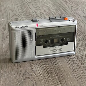 Vintage Pfannenwender RQ 339D beweglicher Kassettenrekorder-Player, der One Touch-Aufnahme funktioniert