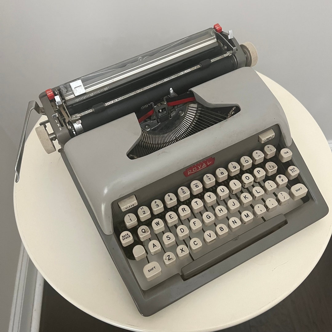 Antique Royal Futura 800 Typewriter Portable Royal Collectible