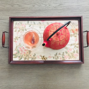 Antiek bloemengeborduurd zijden glas met houten frame, dienblad, dressoir, bovenblad, dienblad, theedienblad