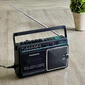 Vintage Magnavox D7185 Radio Kassettenrekorder Tragbares Band UKW AM Radio Player Black & Green Lampion Free Kassette Getestet Arbeiten