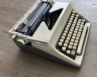 ヴィンテージ オリンピア ポータブル タイプライター：西ドイツ製