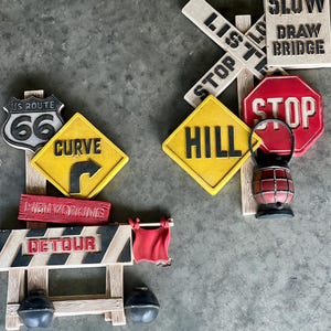 Juego de 2 carteles de ferrocarril y construcción, señales de tráfico vintage de MCM Burwood de los años 70, decoración de pared vintage para dormitorio de niños y cueva de hombre