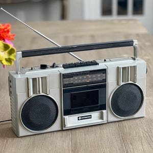 Vintage Hitachi Kassettenrekorder Modell TRK 6800H FM AM Stereo Tragbarer Radio-Kassettenrekorder Hergestellt in Taiwan Getestet, funktionsfähig