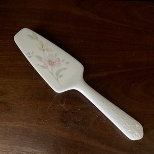 Pie Server Floral Porcelain Pie Server Vintage Whilte Pink Floral Cake Server Wedding Cake Accessory Holiday Table Granny Chic Housewares