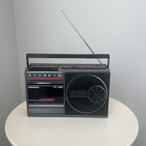 Vintage Magnavox D 7240 Radio FM AM portátil negro y rojo hecho en Singapur