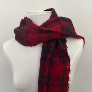 Bufanda de lana a cuadros rojos y verdes escoceses, 100 % lana, hecha a mano en Escocia, 142 cm de largo