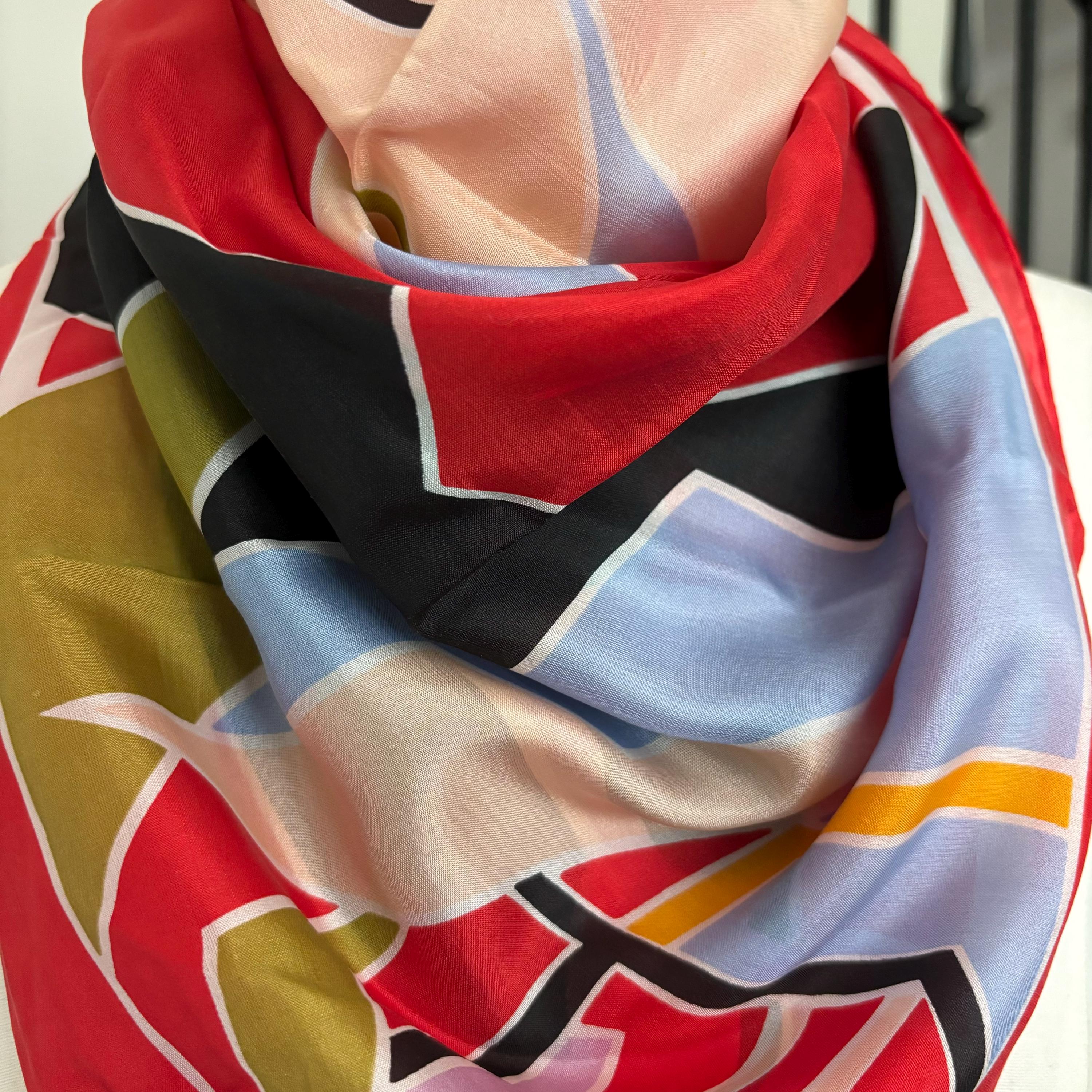 ヴィンテージ 100% シルク スカーフ：赤、白、青の幾何学模様プリント