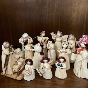 Slovak Handmade Cornhusk Dolls Set of 12 Assorted Vintage Corn Husk Doll Figurines Fall Thanksgiving Corn Husk Decor