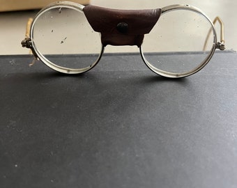 Óculos de segurança vintage steampunk: ponte de couro, lentes redondas