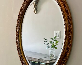 Roségoldvergoldeter ovaler Spiegel, 32" x 22", kunstvoll geschnitzter großer ovaler Goldrahmenspiegel, Jugendstilspiegel im Hollywood-Regency-Stil
