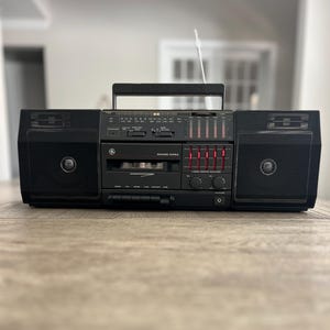 Vintage GE Boombox : Modell 3-5665B, Kassettenrekorder, 4-Lautsprechersystem, funktionsfähig