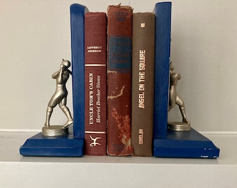 Vintage Baseball Spieler Buchstützen: Silberfarbenes Metall, blaue Holzbasis
