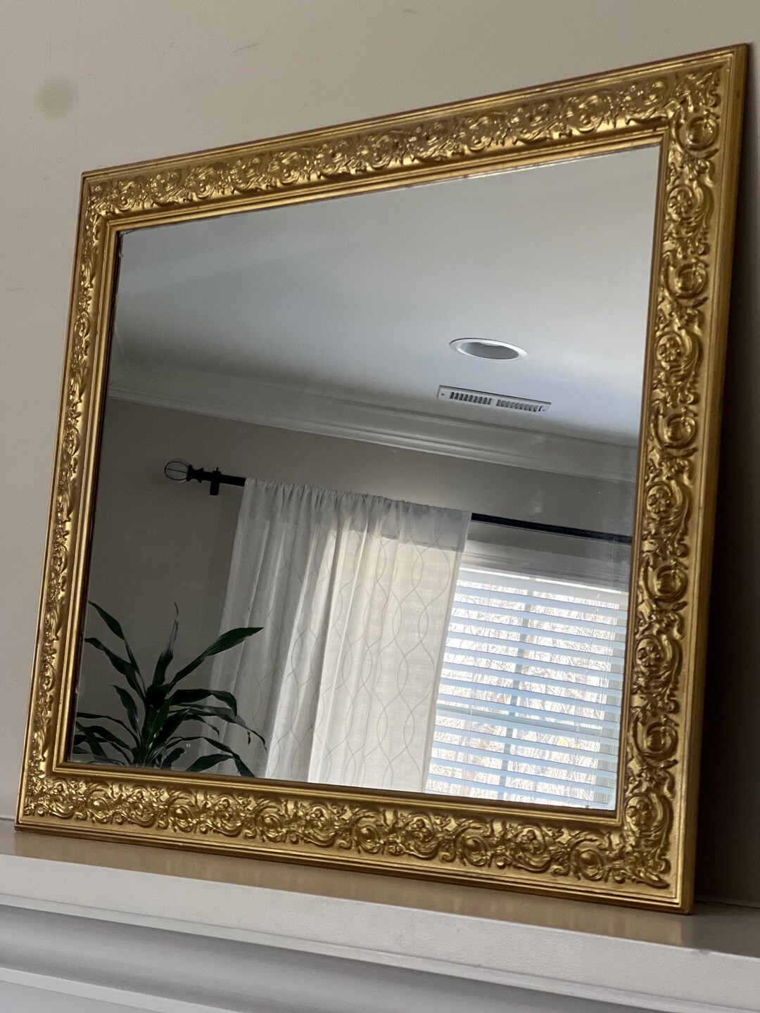 ヴィンテージ鏡　木彫・金色額縁 ヴィンテージゴールドギルトミラー：彫刻入り木製フレーム、米国製、33