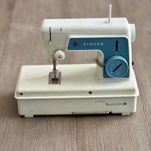 Máquina de coser vintage Singer Little Touch & Sew, década de 1960. Pequeña máquina de coser portátil para niños. ¡Funciona probada!