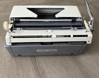 ヴィンテージ オリンピア ポータブル タイプライター：西ドイツ製