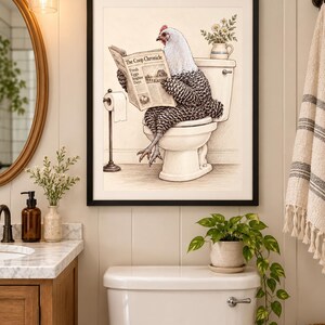 Könnte beinhalten: Ein gerahmter Kunstdruck, der ein weiß-schwarz gesprenkeltes Huhn zeigt, das auf einer weißen Toilette sitzt und eine Zeitung mit dem Titel The Coop Chronicle liest. Das Huhn hat einen roten Kamm und hält die Zeitung mit seinen Flügeln. Auf dem Spülkasten steht eine kleine Blumenvase.