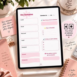May include: A digital weekly planner displayed on a tablet screen featuring the text Ma Semaine, Lundi, Mardi, Mercredi, Jeudi, Vendredi, Samedi, Dimanche, Mon Focus de la semaine, Mes 3 Priorités, À faire si j'ai le temps, and Ma petite victoire de la semaine.