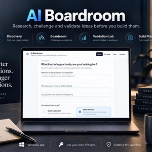 Op de afbeelding: Een laptop met de AI Boardroom-interface en tekstvelden voor het ontdekken van kansen. Het scherm toont What kind of opportunity are you looking for? naast een notitieblok, een pen en een zwarte mok met de tekst Good Ideas Travel Further.